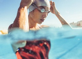 Czepek pływacki: ochrona włosów w wodzie